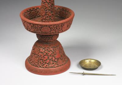 图片[2]-Carved red lacquer candlestick with decoration of lotus scrolls and the Eight Treasures, Qing dynasty, Qianlong reign (1736-1795)-China Archive